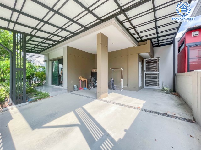 *****บ้านแฝดมือสองย่านปทุมธานี ม.เวนิว ติวานนท์-รังสิต เนื้อที่มากถึงเกือบ 39 ตร.ว. ฟังก์ชัน 3 ห้องนอน 3 ห้องน้ำ 2 ที่จอดรถ บ้านราคาดีสุดในโครงการ สภาพใหม่แทบไม่เคยอยู่ มาพร้อมของแถมเพียบ!! บนทำเลดี ใกล้รถไฟฟ้าสายสีแดง "สถานีรังสิต", ทางด่วน "ศรีสมาน" และ "ศรีรัช"